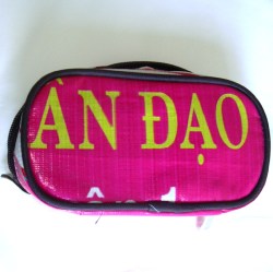 Astuccio realizzato con banner pubblicitari riciclati